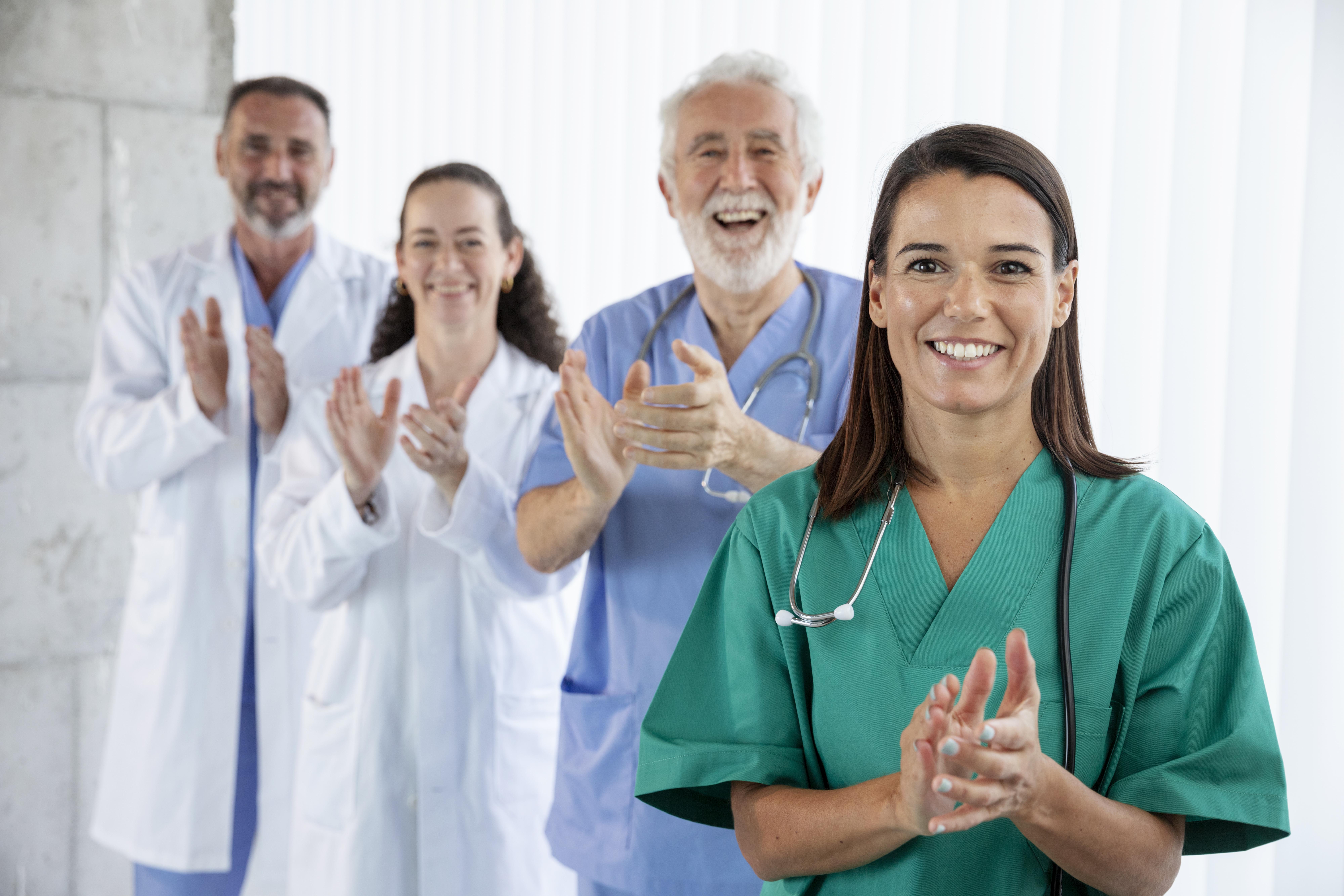cerrar-en-equipo-medico-listo-para-trabajar