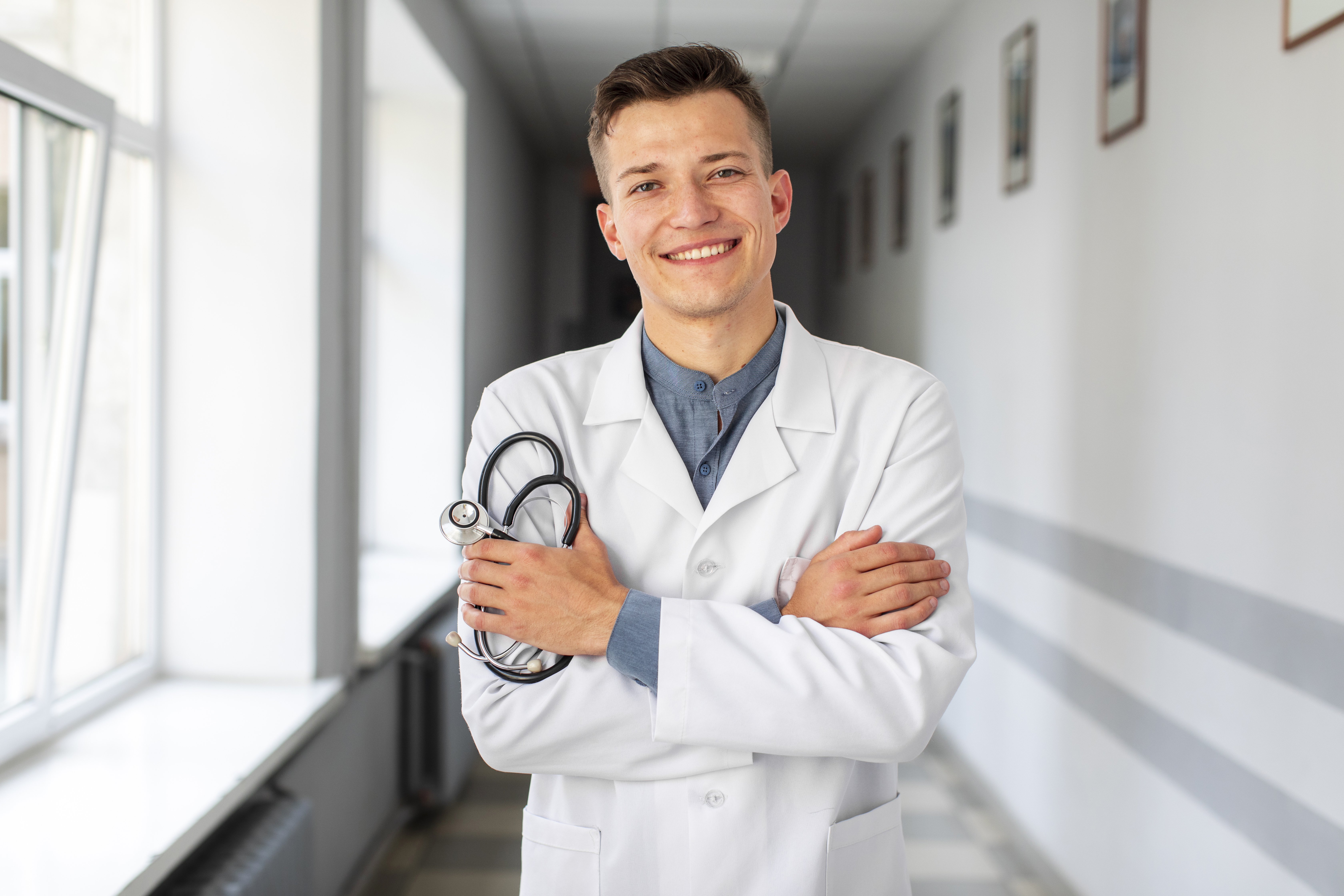 retrato-de-joven-medico-con-estetoscopio